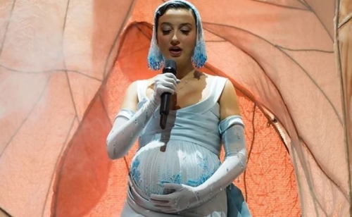 ANNE ADAYI MELİKE ŞAHİN SAHNEDE