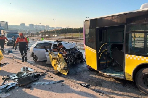 İSTANBUL KÜÇÜKÇEKMECE'DE FECİ KAZA 3 ÖLÜ