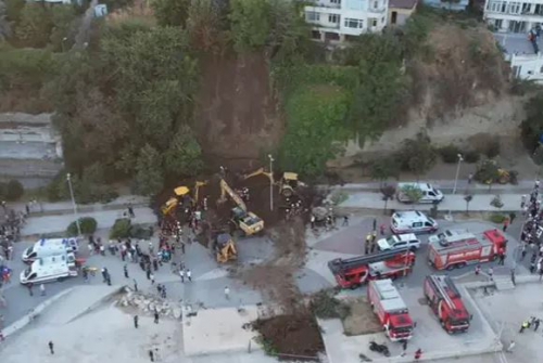 BÜYÜKÇEKMECE'DE KORKUTAN TOPRAK KAYMASI