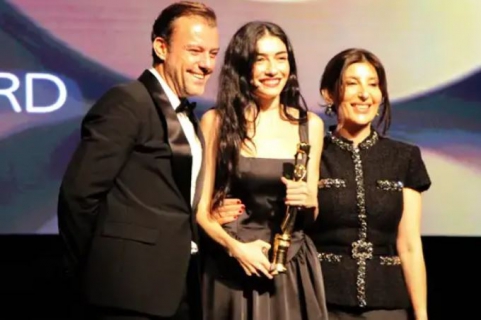HAZAR ERGÜÇLÜ'YE  ALIN KOZA ÖDÜLÜ