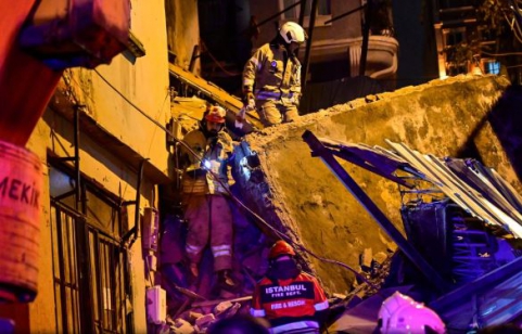 BEYOĞLU'NDA 4 KATLI BİNA ÇÖKTÜ